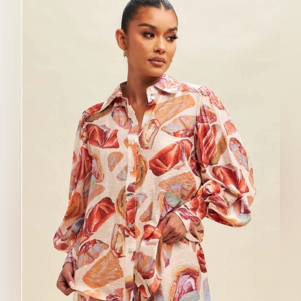 Fab'rik seashell long sleeve button up top size L‎